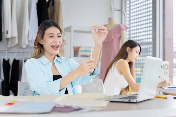 Asiatiska Kvinnliga Kläddesigners Thailand Kommunicerar Med Kunder Bärbara Datorer Deras — Stockfoto