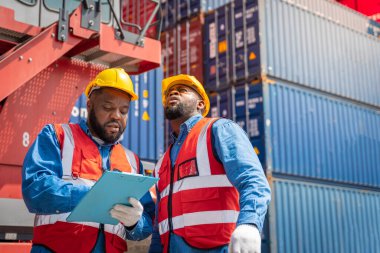 Konteynır nakliye şirketinde iki erkek mühendis sorumlu konteynır siparişini kontrol etmek için danışmanlık yapıyor.