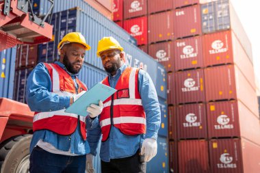 Konteynır nakliye şirketinde iki erkek mühendis sorumlu konteynır siparişini kontrol etmek için danışmanlık yapıyor.