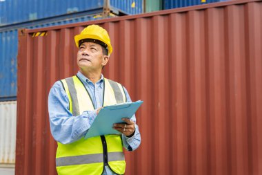 Bir konteyner nakliye şirketinde erkek mühendisler sorumlu konteynır siparişini kontrol etmek için danışmanlık yapıyorlar.