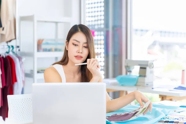 Tayland Daki Asyalı Kadın Giyim Tasarımcıları Ofislerindeki Dizüstü Bilgisayarlarla Müşterilerle — Stok fotoğraf