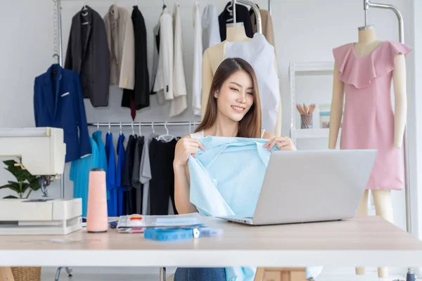 Tayland Daki Asyalı Kadın Giyim Tasarımcıları Ofislerindeki Dizüstü Bilgisayarlarla Müşterilerle — Stok fotoğraf