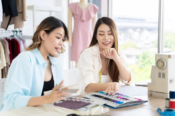Dvě Asijské Ženy Spolupracující Malé Podniky Malé Střední Podniky Šité — Stock fotografie