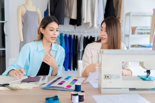 Dvě Asijské Ženy Spolupracující Malé Podniky Malé Střední Podniky Šité — Stock fotografie