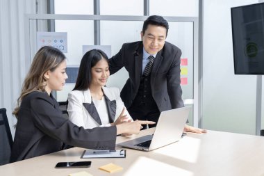 Tayland 'daki Asyalı iş adamları ve kadınlar ortak bir danışma toplantısı için şirketin ofisinde birlikte çalışıyorlar..