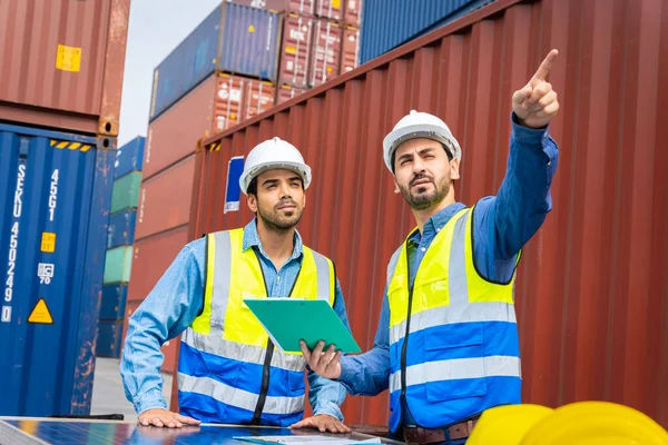 Group Male Engineers Container Shipping Company Consulting Check Order Container — Stock Photo, Image