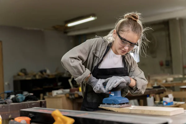 家具制造厂用工具制造家具的女木匠的肖像 用现代工具 — 图库照片