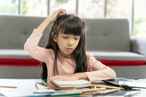 Asiatische Mädchen Machen Ihre Eigenen Hausaufgaben Hause — Stockfoto