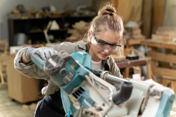 家具制造厂用工具或机器切割而不是钻孔木料制造家具的女木匠的肖像 用现代工具 — 图库照片