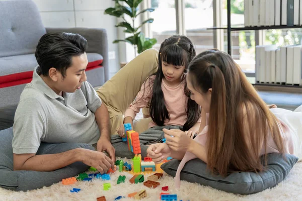 Asiático Retrato Família Pais Filhas Jogando Quebra Cabeças Bloco Casa — Fotografia de Stock