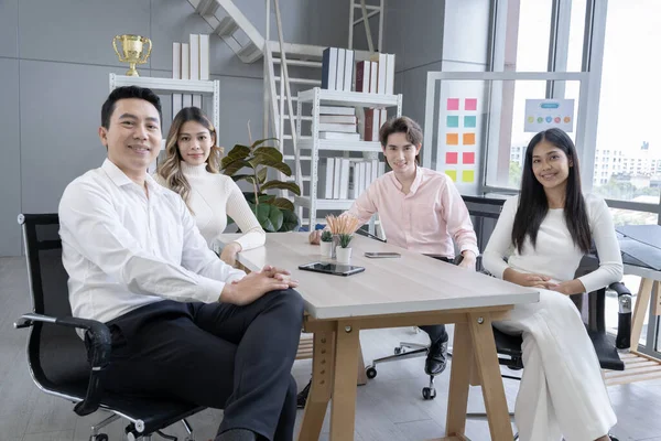 Gruppe Asiatischer Geschäftsmänner Und Frauen Thailand Zusammenarbeit Büro Des Unternehmens — Stockfoto