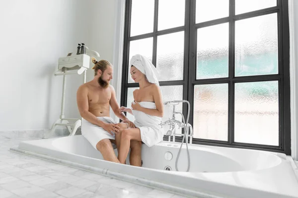 Para Mężczyzn Kobiet Noszących Ręczniki Okazują Sobie Miłość Wannie Łazience — Zdjęcie stockowe