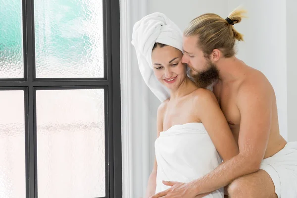 Männer Und Frauen Die Handtücher Tragen Zeigen Einander Liebe Der — Stockfoto