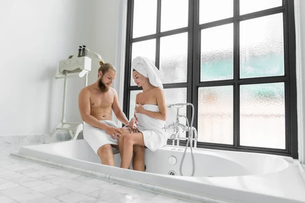 Para Mężczyzn Kobiet Noszących Ręczniki Okazują Sobie Miłość Wannie Łazience — Zdjęcie stockowe