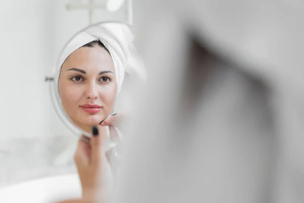 Beauty Loving Woman Wearing Towel Healthy Smooth Body Looking Mirror — Stock Photo, Image