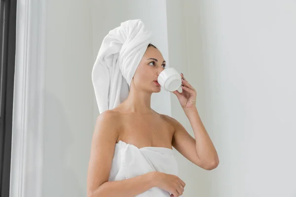 Beauty Loving Woman Wearing Towel Healthy Smooth Body Drinking Coffee — Stock Photo, Image