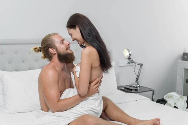 Ζευγάρια Διασκεδάζουν Μαζί Στο Σπίτι Και Κάνουν Σεξ Στην Κρεβατοκάμαρα — Φωτογραφία Αρχείου