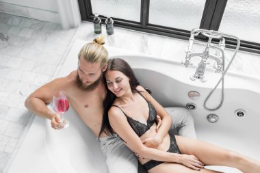 Çiftler evde eğleniyor ve yatak odasında ya da banyoda sevişiyorlar. İkisi için de mutlu bir gündü..