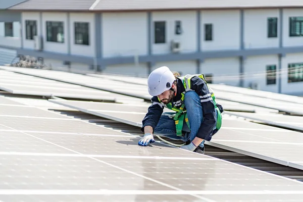 Male Engineer Installing Checking Working Condition Solar Panels Roof Height — Photo