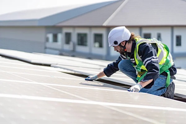 Male Engineer Installing Checking Working Condition Solar Panels Roof Height — Photo