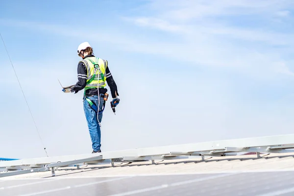 Male Engineer Installing Checking Working Condition Solar Panels Roof Height — Stock Photo, Image
