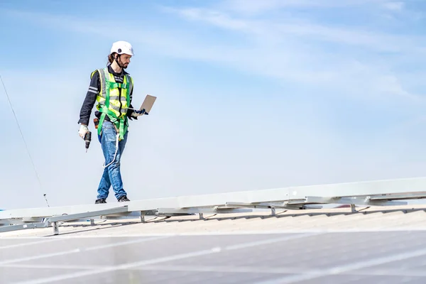 Male Engineer Installing Checking Working Condition Solar Panels Roof Height — Stock Photo, Image