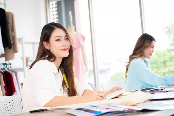 Two Asian Women Working Together Small Business Sme Tailoring Designs — Stock Photo, Image