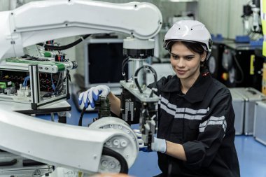 Mühendislerden oluşan bir ekip kadın sürekli kullanılabilsinler diye fabrikada eski makinelerin bakımını ve bakımını üstleniyor..