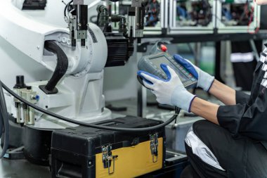 Mühendislerden oluşan bir ekip kadın sürekli kullanılabilsinler diye fabrikada eski makinelerin bakımını ve bakımını üstleniyor..