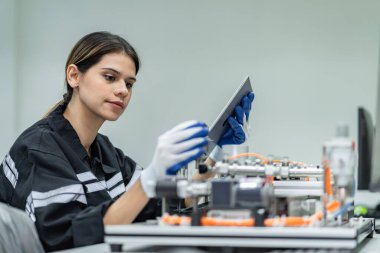 Mühendislerden oluşan bir ekip kadın sürekli kullanılabilsinler diye fabrikada eski makinelerin bakımını ve bakımını üstleniyor..