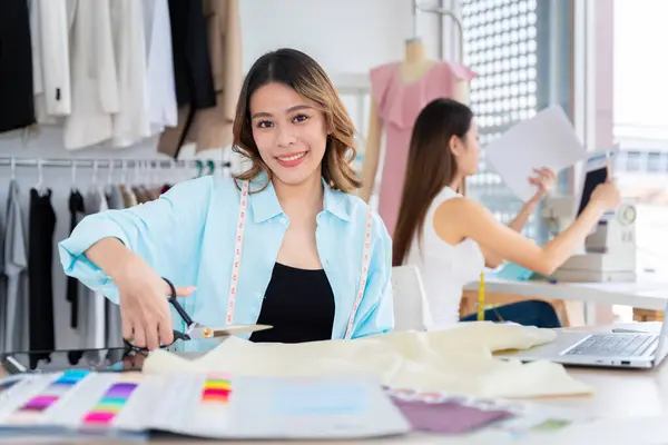 Två Asiatiska Kvinnor Arbetar Tillsammans Småföretag Små Och Medelstora Företag — Stockfoto