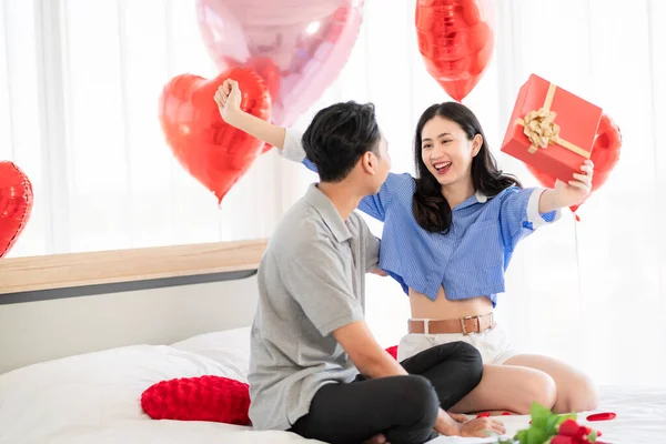 Asian Couple Showing Love Surprise Giving Flowers Gifts Each Other — Stockfoto