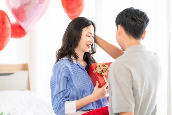 Asian Couple Showing Love Surprise Giving Flowers Gifts Each Other — Stok fotoğraf