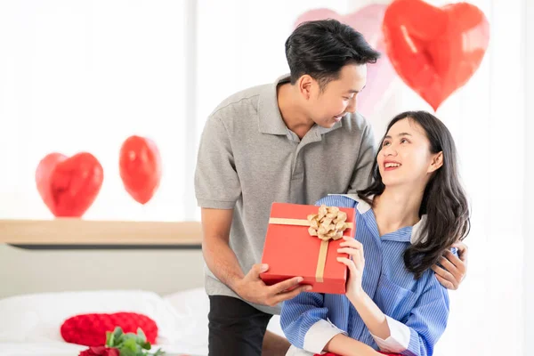 Asian Couple Showing Love Surprise Giving Flowers Gifts Each Other — Stok fotoğraf