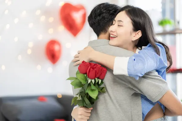 Asian Couple Showing Love Surprise Giving Flowers Gifts Each Other — стоковое фото