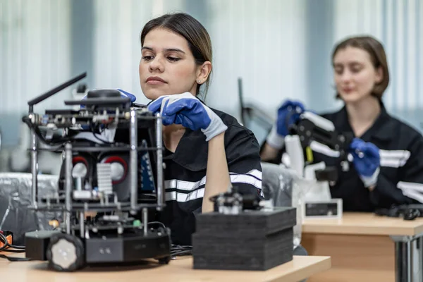 メンテナンスを実践するエンジニアのチーム女性 工場内の古い機械のケアとメンテナンスを継続的に使用できるように — ストック写真