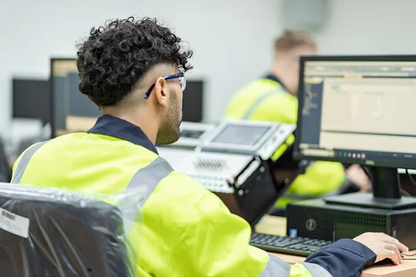 Elektrik mühendisleri şirketler veya endüstriyel fabrikalar için PLC elektrik sistemlerini denetler ve tasarlarlar.