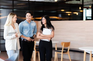 Genç öğrenciler üniversite kütüphanelerinde modern teknolojiyle buluşları araştırıyorlar..