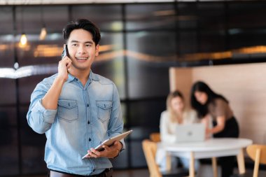 Genç öğrenciler üniversite kütüphanelerinde modern teknolojiyle buluşları araştırıyorlar..