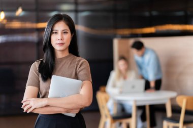 Genç öğrenciler üniversite kütüphanelerinde modern teknolojiyle buluşları araştırıyorlar..