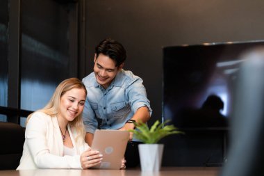 Genç öğrenciler üniversite kütüphanelerinde modern teknolojiyle buluşları araştırıyorlar..