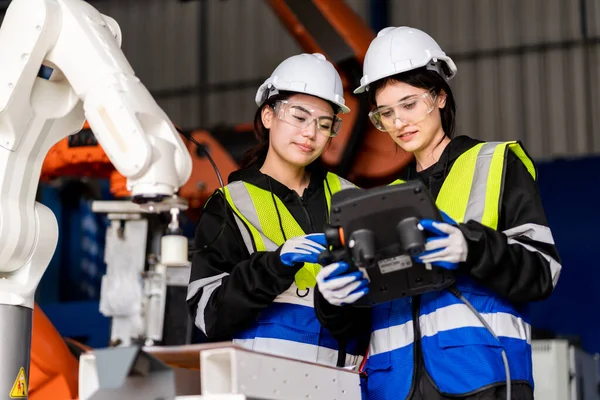 Ett Team Manliga Och Kvinnliga Ingenjörer Som Träffas För Att — Stockfoto