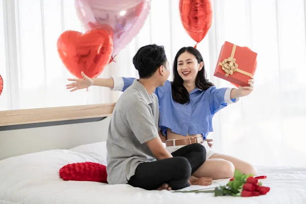 Asian Couple Showing Love Surprise Giving Flowers Gifts Each Other — Stock Photo, Image