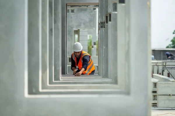 Los Ingenieros Masculinos Están Inspeccionando Controlando Trabajo Los Empleados Calidad — Foto de Stock