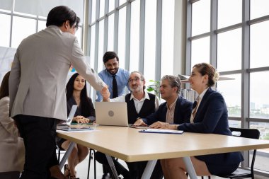 Çok ırklı iş adamlarından oluşan bir grup, işi ilerletmek için beyin fırtınası yapmak üzere bir araya geldi..