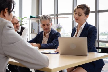 Çok ırklı iş adamlarından oluşan bir grup, işi ilerletmek için beyin fırtınası yapmak üzere bir araya geldi..