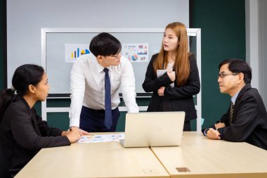 Çok ırklı iş adamlarından oluşan bir grup, işi ilerletmek için beyin fırtınası yapmak üzere bir araya geldi..