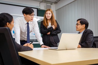 Çok ırklı iş adamlarından oluşan bir grup, işi ilerletmek için beyin fırtınası yapmak üzere bir araya geldi..
