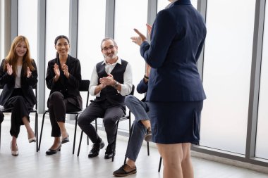 Çok ırklı iş adamlarından oluşan bir grup, işi ilerletmek için beyin fırtınası yapmak üzere bir araya geldi..