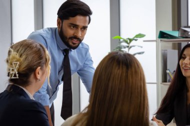 Çok ırklı iş adamlarından oluşan bir grup, işi ilerletmek için beyin fırtınası yapmak üzere bir araya geldi..